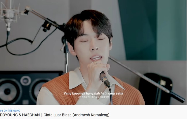 Dalam video berdurasi tiga menit tersebut, baik Haechan dan Doyoung membawakannya dengan baik. Banyak fans Indonesia yang memuji pelafalan mereka terutama Haechan. Foto: YouTube/Instagram