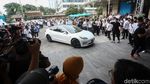 Deddy Corbuzier Coba Ngecas Mobil Listriknya di SPKLU PLN UID