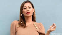 Penampilan Indah Kalalo yang kasual saat tampil di Brownis Trans TV. Foto: Noel/detikHOT