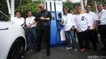 Deddy Corbuzier Coba Ngecas Mobil Listriknya di SPKLU PLN UID