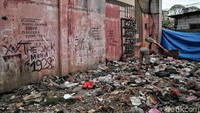 Sampah yang menumpuk menimbulkan bau di kawasan rusun.