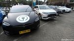 Deddy Corbuzier Coba Ngecas Mobil Listriknya di SPKLU PLN UID