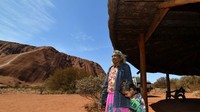 Sebenarnya larangan ini telah diminta Suku Aborigin yang menghuni kawasan tersebut, Anungu , semenjak tahun 2017. Bahkan telah banyak papan larangan yang meminta turis untuk tidak mendaki. (Saeed Khan/AFP)