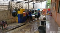 Kebersihan jadi salah satu hal yang dijaga. Setiap sesi makan warga binaan bersama-sama membersihkan dapur. (Foto: Firdaus Anwar/detikHealth)