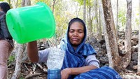 Warga mengantre dengan membawa jeriken, ember, hingga galon air mineral. 