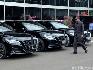 Pemandangan Langka di Indonesia, Pejabat Tidak Dikawal Pilih Naik Transportasi Umum
