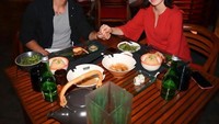 Foto: Instagram @kimberlyryder dan @edward_akbarTeryata keduanya juga menyukai Japanese food, sambil berpegangan tangan mereka mengabadikan momen romantis itu.