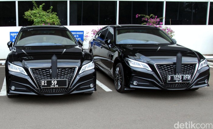 Mobil dinas baru yakni Toyota Crown 2.5 HV G-Executive seharga Rp 1,5 miliar sudah mejeng lho diparkiran gedung DPR hari ini. Yuk, intip penampakannya.