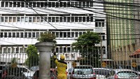 Penampakan kabel semrawut sebelum ditertibkan petugas.
