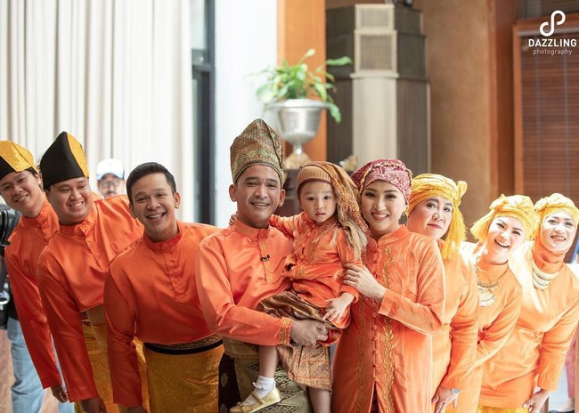 Pada Maret 2019, Ruben Onsu dan Sarwendah memilih adat Jambi untuk menggelar acara tujuh bulanan anak kedua mereka. Sarwendah terlihat mengenakan tunik dan kain oranye khas Jambi, lengkap dengan penutup kepala yang terbuat dari songket. Foto: Instagram/@sarwendah29