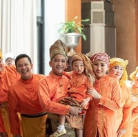 Pada Maret 2019, Ruben Onsu dan Sarwendah memilih adat Jambi untuk menggelar acara tujuh bulanan anak kedua mereka. Sarwendah terlihat mengenakan tunik dan kain oranye khas Jambi, lengkap dengan penutup kepala yang terbuat dari songket. Foto: Instagram/@sarwendah29