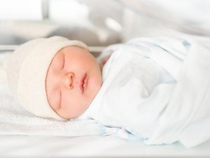 Bedong Bayi Beneran Bisa Cegah Kaki Bengkok? Kalau Kata Ahli Sih Gini