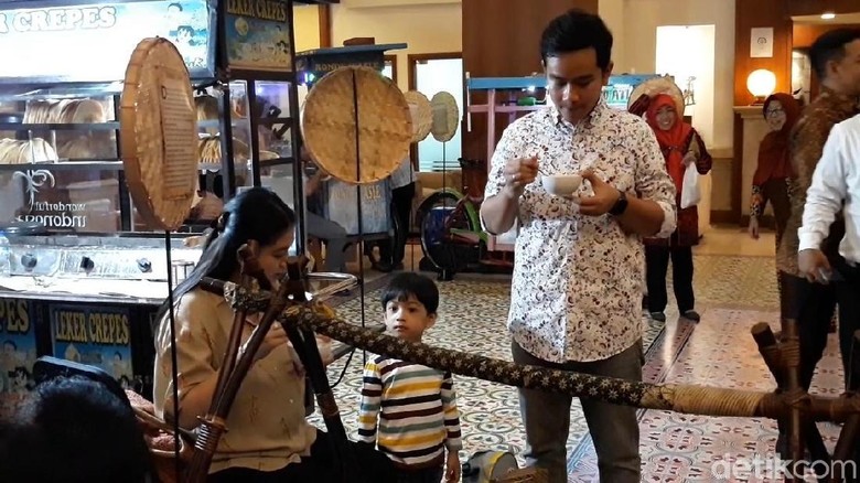 Saat Jan Ethes Jajan Kuliner Tradisional Bersama Ayah Bundanya Saat Jan Ethes Jajan Kuliner Tradisional Bersama Ayah Bundanya