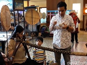 Saat Jan Ethes Jajan Kuliner Tradisional Bersama Ayah Bundanya
