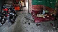Terlihat ada beberapa warga yang tidur di luar kamar.