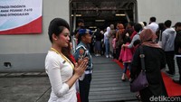 Beberapa pramugari Lion Air bersama dengan anggota TNI AL terlihat membantu keluarga korban yang antre hendak masuk ke dalam kapal.
