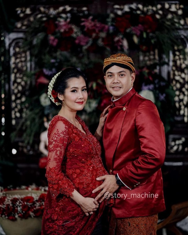Adat Jawa kembali jadi pilihan artis untuk merayakan tujuh bulanan sang jabang bayi. Pada September 2018, Ardina Rasti dan Arie Dwi Andika menggelar ritual tujuh bulanan dengan adat Jawa yang disebut mitoni atau tingkeban. Ia pun mengenakan sanggul tradisional dan kebaya bernuansa abu-abu, dan berganti dengan busana merah untuk sesi foto. Foto: Instagram/@ardinarasti6