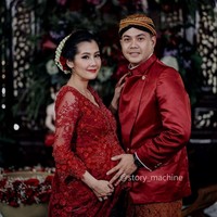 Adat Jawa kembali jadi pilihan artis untuk merayakan tujuh bulanan sang jabang bayi. Pada September 2018, Ardina Rasti dan Arie Dwi Andika menggelar ritual tujuh bulanan dengan adat Jawa yang disebut mitoni atau tingkeban. Ia pun mengenakan sanggul tradisional dan kebaya bernuansa abu-abu, dan berganti dengan busana merah untuk sesi foto. Foto: Instagram/@ardinarasti6