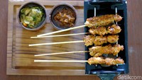 Tak kalah unik sajian Sate Bawah Pohon Jambu (Rp 48.000). Lima tusuk sate ayam disajikan dengan pelengkap sambal kacang dan sambal matah. Irisan daging ayam pada sate ini punya ukuran besar dan tebal. Foto: Devi S. Lestari/detikFood