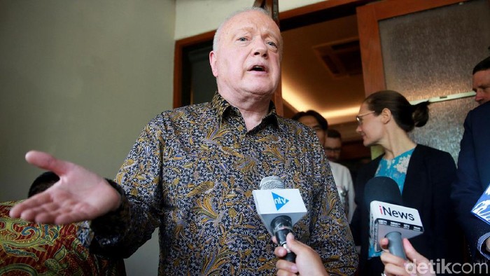 Dubes Australia untuk Indonesia, Gary Quinlan AO bertemu dengan Menko Polhukam Mahfud MD. Dalam pertemuan itu Dubes Australia nampak mengenakan batik.
