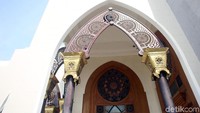 Ornamen dan kaligrafi yang memesona siap memukau mata para pengunjung yang datang ke Masjid Agung Natuna.