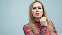 Catherine Wilson menyempurnakan penampilannya dengan lipstik merah, senada dengan bajunya. Foto: Palevi/detikHOT