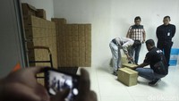 Polres Lumajang kemudian memberikan surat perintah Kejaksaan untuk menggeledah kantor tersebut terkait kasus investasi Bodong PT QNet International Indonesia.