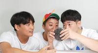 Hari Jisun Oleh-olehi Temannya Belalang dan Jangkrik Goreng Saat ke Korea
