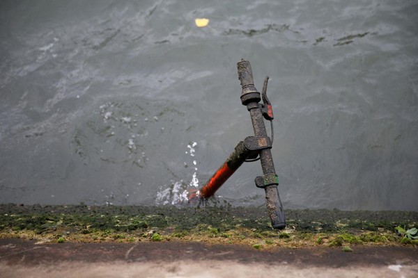 Kenapa bisa ada skuter di dalam sungai? Ini bermula dari ide selusinan perusahan di Paris yang menyewakan sekitar 20.000 skuter. Namun kondisi ini juga memicu kemarahan orang-orang yang marah karena jalan dipenuhi skuter yang diparkir sembarangan. Mereka pun mendorong skuter hingga masuk ke dalam sungai (Pascal Rossignol/Reuters) Kenapa bisa ada skuter di dalam sungai? Ini bermula dari ide selusinan perusahan di Paris yang menyewakan sekitar 20.000 skuter. Namun kondisi ini juga memicu kemarahan orang-orang yang marah karena jalan dipenuhi skuter yang diparkir sembarangan. Mereka pun mendorong skuter hingga masuk ke dalam sungai (Pascal Rossignol/Reuters)