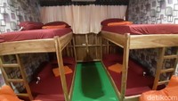 Tempat tidur tingkat di Kapal Arfisyana Indah. Kapal ini dibikin di Bulukumba, Sulawesi Selatan dan butuh waktu selama lima hari untuk mencapai Labuan Bajo (Dok. Kapal Arfisyana Indah)