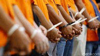 Dalam kasus ini, 7 PSK diamankan aparat, 6 di antaranya perempuan asal Indonesia, dan 1 asal Maroko. Untuk 6 perempuan yang berstatus warga Indonesia, Polri memulangkan mereka ke keluarga masing-masing.