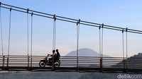 Jembatan ini menjadi penghubung dua desa yaitu antara Desa Gunasari dengan Desa Baginda.