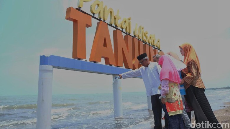Setahun Tragedi Lion Air, Keluarga Korban Berdoa di Tanjungpakis Setahun Tragedi Lion Air, Keluarga Korban Berdoa di Tanjungpakis