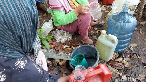 Potret Warga di Gunungkidul Antre Berjam-jam Cari Air dari Pipa Bocor