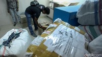 Pantauan detikcom, Tim Cobra Polres Lumajang mulai melakukan penggeledahan di kantor PT QNet, Sona Topas Tower lantai 15, Jalan Jenderal Sudirman, Setiabudi, Jakarta Selatan, Selasa (29/10/2019) pukul 10.45 WIB.