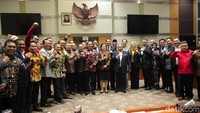 Agenda penetapan dilanjutkan dengan penyerahan palu sidang dari Puan kepada Ketua Komisi III Herman Herry. Puan didampingi para Wakil Ketua DPR Aziz Syamsuddin, Sufmi Dasco Ahmad, dan Rachmat Gobel, sementara Herman didampingi empat wakil ketua Komisi III.