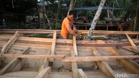 Kapal pompong merupakan sebuah perahu tradisional yang kerap digunakan warga sebagai salah satu alat transportasi di wilayah perbatasan Indonesia tersebut.