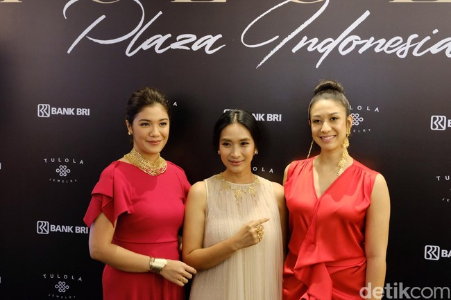 Istri Menteri Pendidikan dan Kebudayaan Nadiem Makarim, Franka Franklin hadir di pembukaan toko perhiasan Tulola Jewelry di Plaza Indonesia pada Rabu (30/10/2019). Franka menjadi salah satu pendiri Tulola Jewelry, bersama dengan Happy Salma dan Dewi Sri Luce Rusna. Foto: Anggi Mayasari/Wolipop