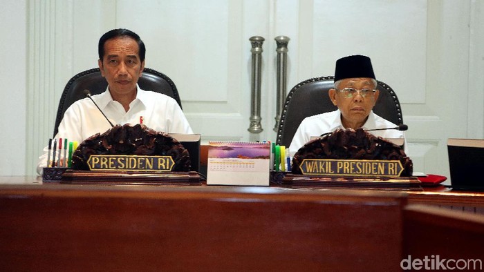 Presiden Joko Widodo (Jokowi) didampingi Wakil Presiden Maruf Amin memimpin rapat kabinet terbatas, di Kantor Presiden, Jakarta, Rabu (30/10/2019). Dalam rapat tersebut membahas penyampaian progam dan kegiatan di bidang perekonomian.