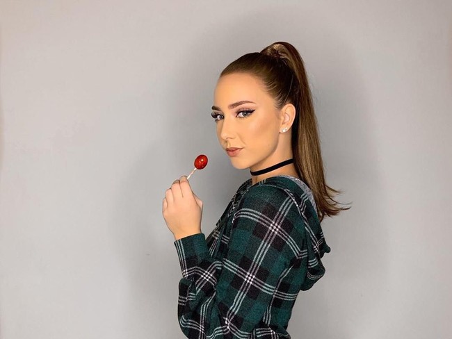 Pada keterangan foto, ia menyertai emoji  berbentuk cincin sebanyak tujuh buah. Fans pun langsung menebak Hailie meniru gaya Ariana karena cincin tersebut merujuk pada lagu penyanyi bertubuh mungil itu, 7 Rings. (Foto: Instagram)