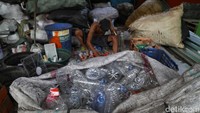 Pemulung memilah sampah di Depo Sampah Gunung Sahari, Sawah Besar, Jakarta Pusat.