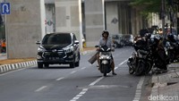 Usulan anggaran sebesar Rp 73 miliar itu pun menuai kritik lantaran pengajuan anggarannya naik tiba-tiba. Pengamat kebijakan publik Amir Hamzah pun turut memberi komentar terkait usulan anggaran pembangunan jalur sepeda tersebut. Menurutnya Pemprov DKI perlu melakukan perincian anggaran dan perencanaan proyek dengan benar.