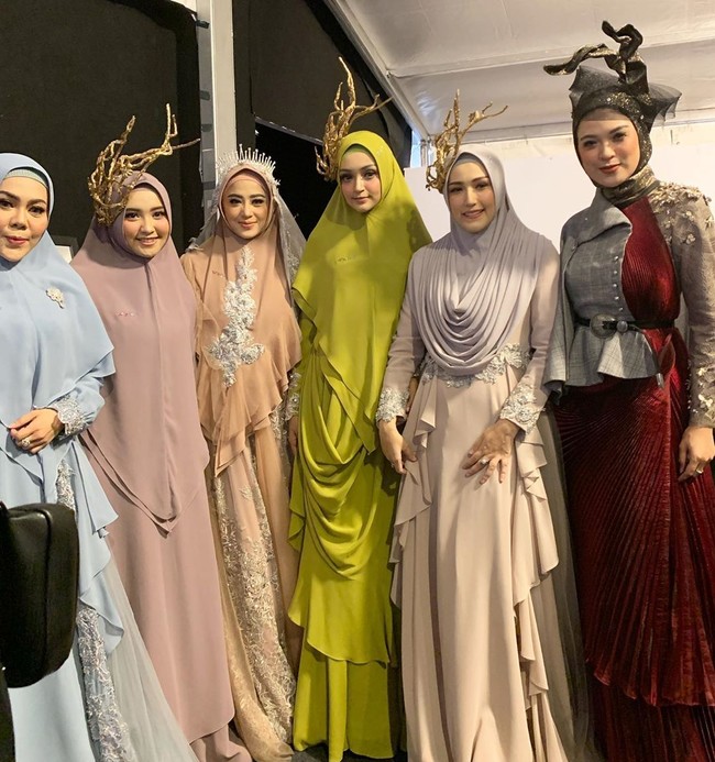 Dewi Perssik tampil berbeda saat menjadi muse brand milik Wiwiek Hatta yaitu Wwiek Muslimah. Wanita yang dikenal dengan goyang patah-patahnya itu memakai gaun syar’i yang mewah. Foto: Dok. Instagram @deliaseptianti