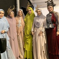 Dewi Perssik tampil berbeda saat menjadi muse brand milik Wiwiek Hatta yaitu Wwiek Muslimah. Wanita yang dikenal dengan goyang patah-patahnya itu memakai gaun syar’i yang mewah. Foto: Dok. Instagram @deliaseptianti