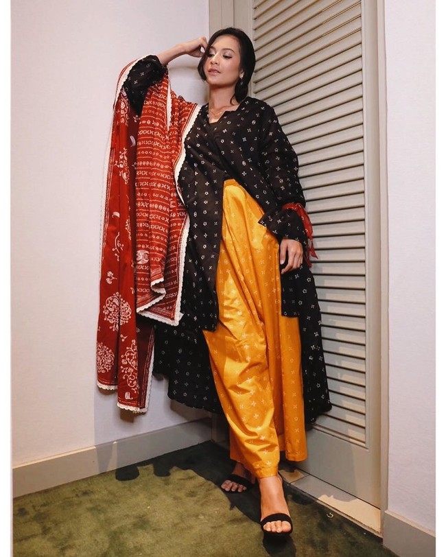 Aktris Indah Permatasari punya gaya yang khas. Bintang film remake Si Manis Jembatan Ancol itu kerap tampil dengan kain tradisional di banyak kesempatan.  Foto: dok. Instagram @indahpermatas