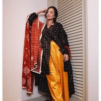 Aktris Indah Permatasari punya gaya yang khas. Bintang film remake Si Manis Jembatan Ancol itu kerap tampil dengan kain tradisional di banyak kesempatan.  Foto: dok. Instagram @indahpermatas