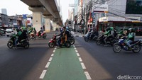 Namun, rencana anggaran sebesar Rp 73 miliar tersebut tak hanya digunakan untuk pembangunan jalur sepeda. Pasalnya rencana anggaran untuk sepeda tersebut masuk dalam rencana anggaran Pemeliharaan Prasarana Rekayasa Lalu Lintas di Koridor Busway.