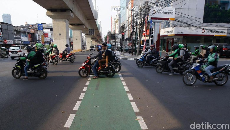Pergub Diteken Anies, Pemotor-Pemobil Masuk Jalur Sepeda Akan Didenda Pergub Diteken Anies, Pemotor-Pemobil Masuk Jalur Sepeda Akan Didenda
