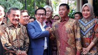 Pantauan di kediaman Idham, Jl Panglima Polim III, Kebayoran Baru, Jakarta Selatan, Rabu (30/10/2019), jajaran Komisi III DPR tiba pukul 09.25 WIB. Ketua Komisi III Herman Hery memimpin rombongan.