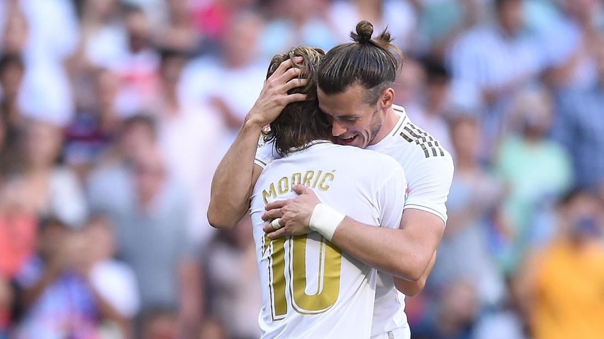 Bintang Real Madrid Luka Modric membela Gareth Bale. (Foto: Denis Doyle / Getty Images)